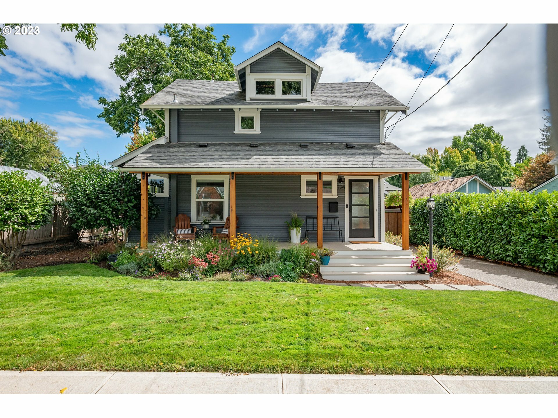 Property Photo: 724 NW Cedar St OR 97128