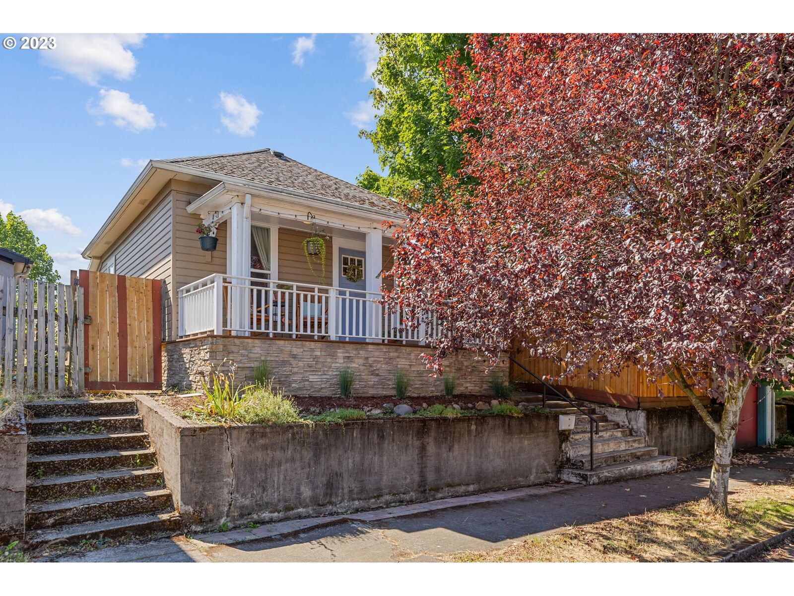 Property Photo:  805 W 16th St  WA 98660 