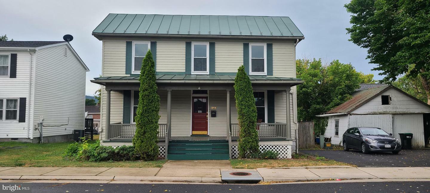 Property Photo:  214 E Queen Street  VA 22657 