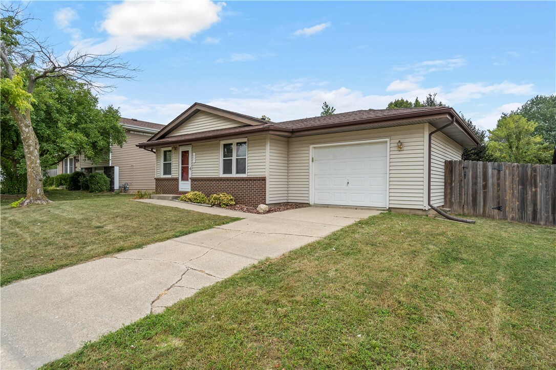 Property Photo: 605 NE 9th Street IA 50111