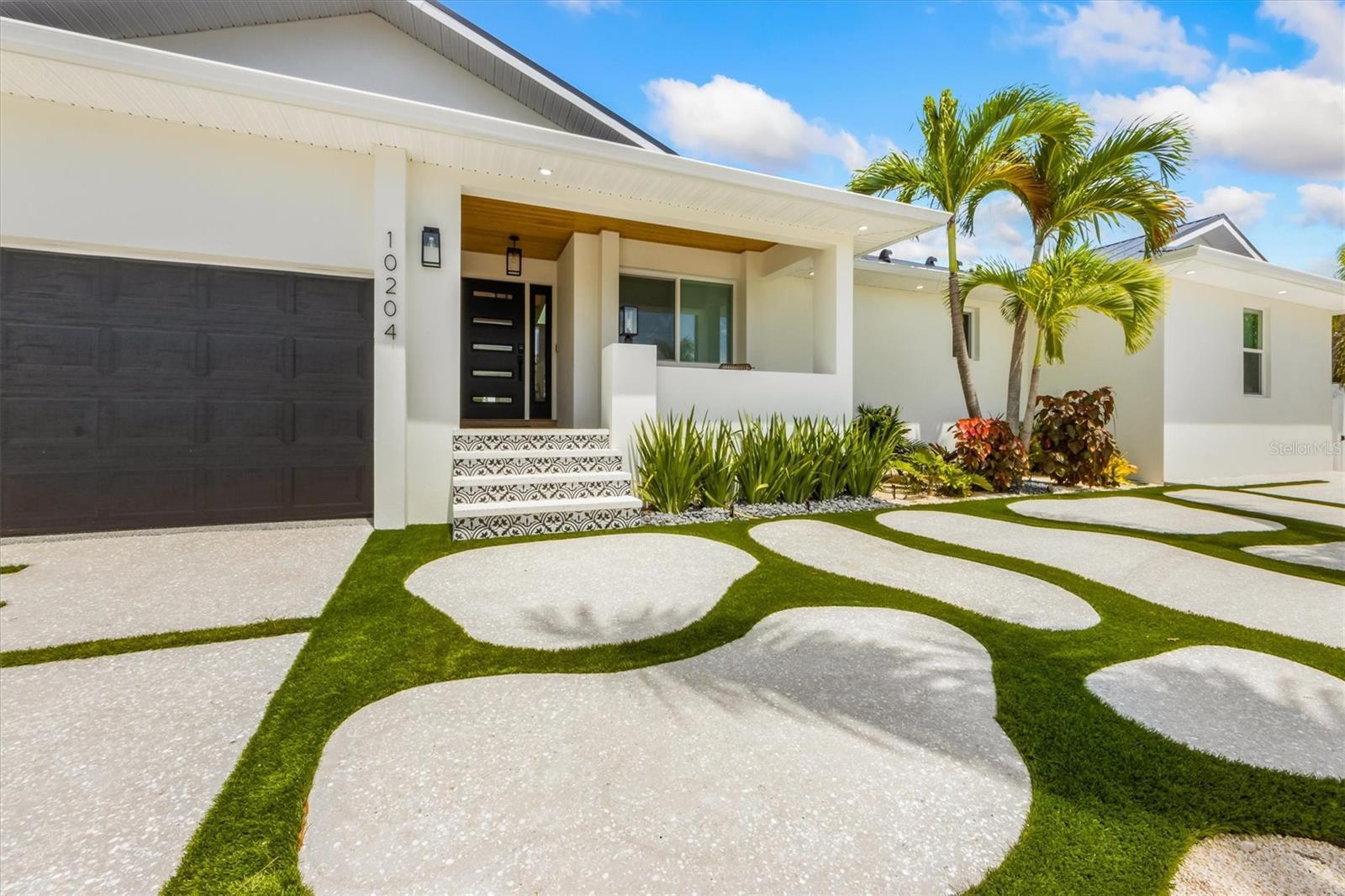 Property Photo: 10204 Sandpiper Road E FL 34209