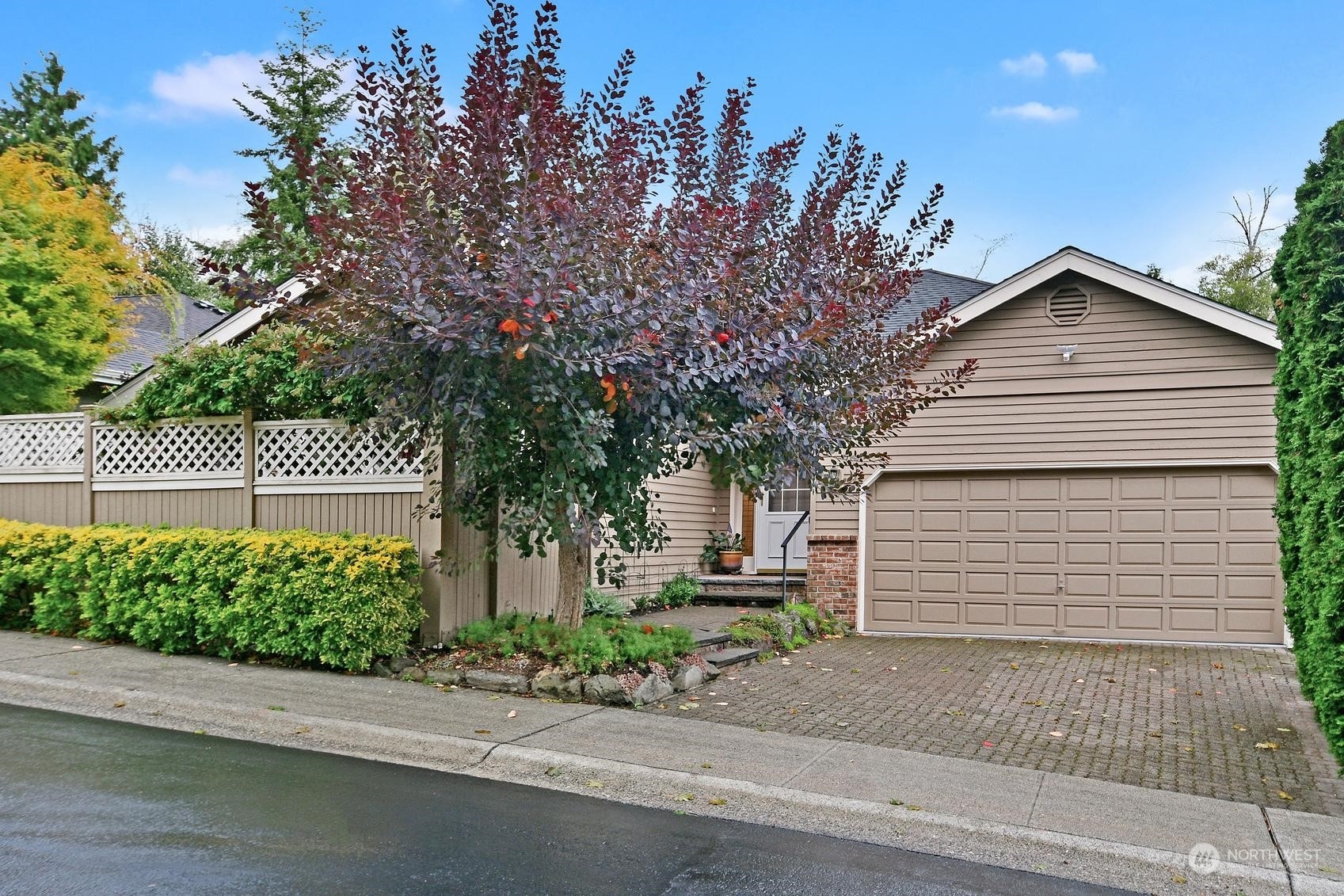 Property Photo:  612 Elm Place  WA 98020 