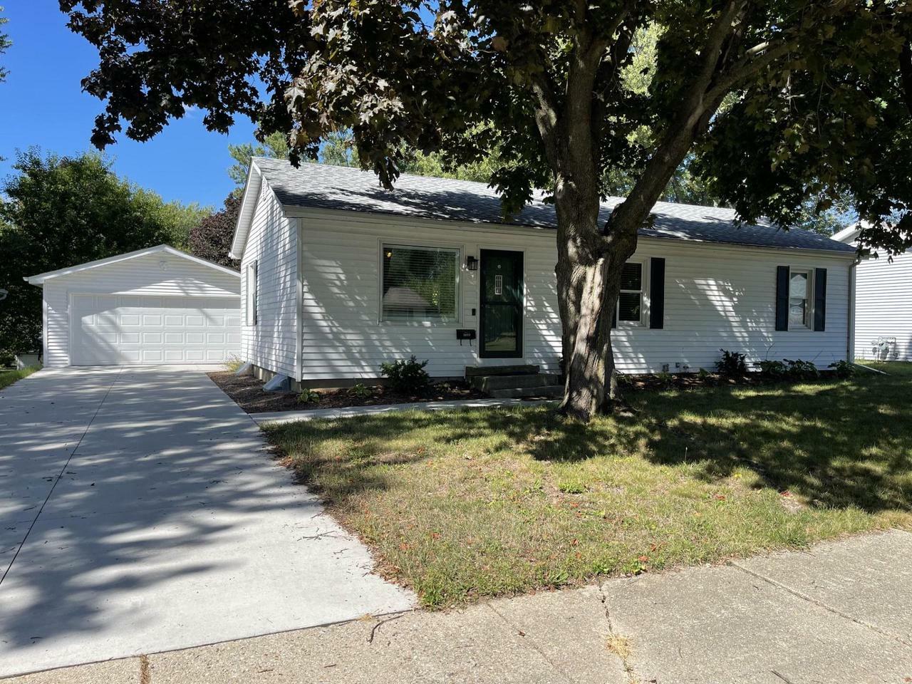 Property Photo: 1422 South Marion Avenue WI 53546