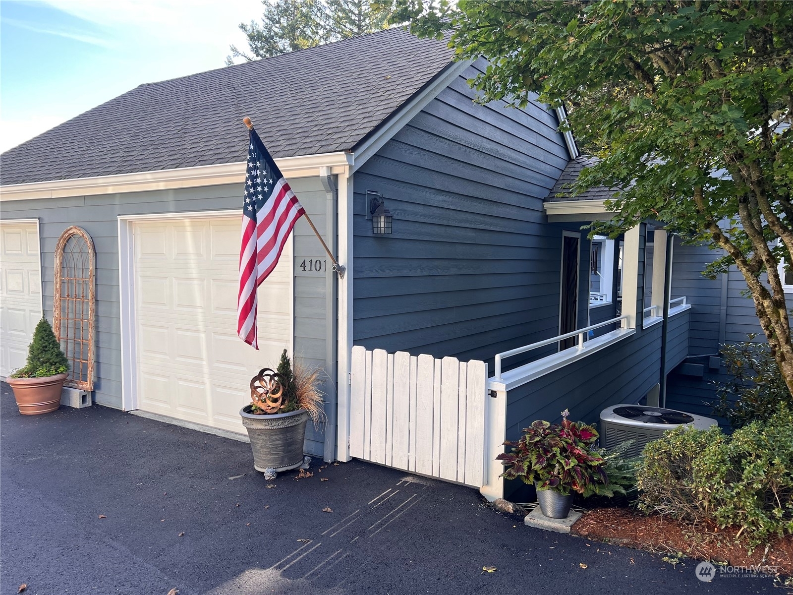 Property Photo: 4101 220th Place SE 2053 WA 98029