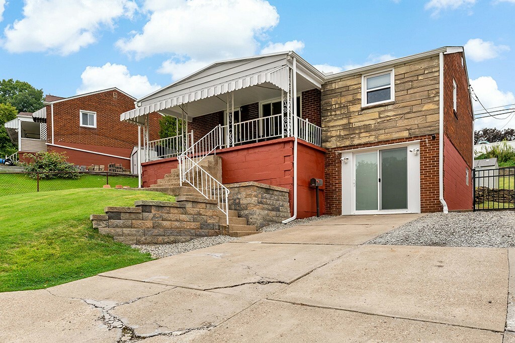 Property Photo:  440 Glencoe Dr  PA 15122 