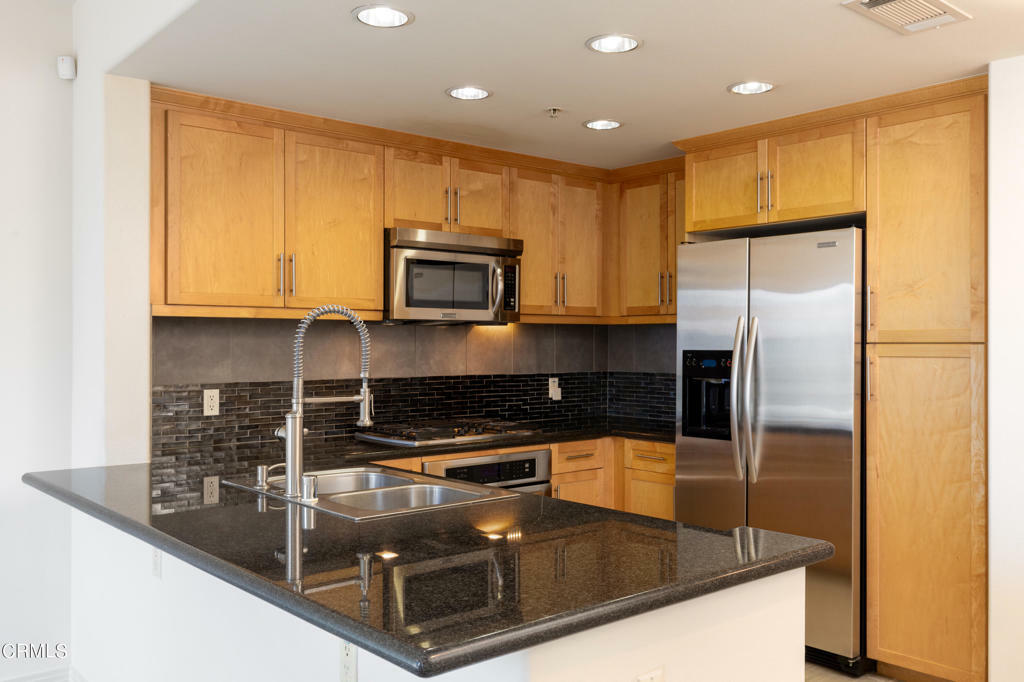 Property Photo: 931 E E Walnut Street 304 CA 91106