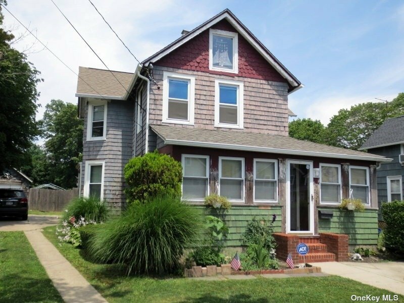 Property Photo:  53 Arnold Avenue  NY 11704 