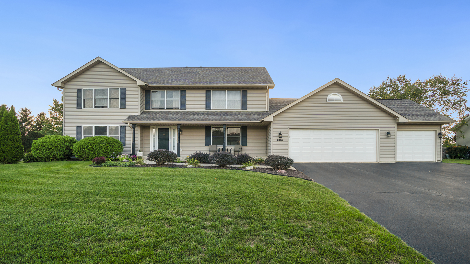 Property Photo: 604 Commander Place IL 61008