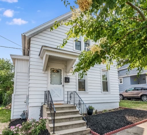 Property Photo:  104 Vine Street  IL 60506 