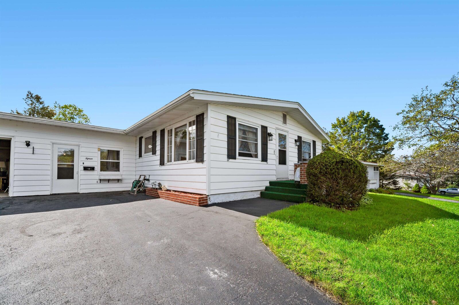 Property Photo:  15 Meadowcrest Lane  VT 05641 