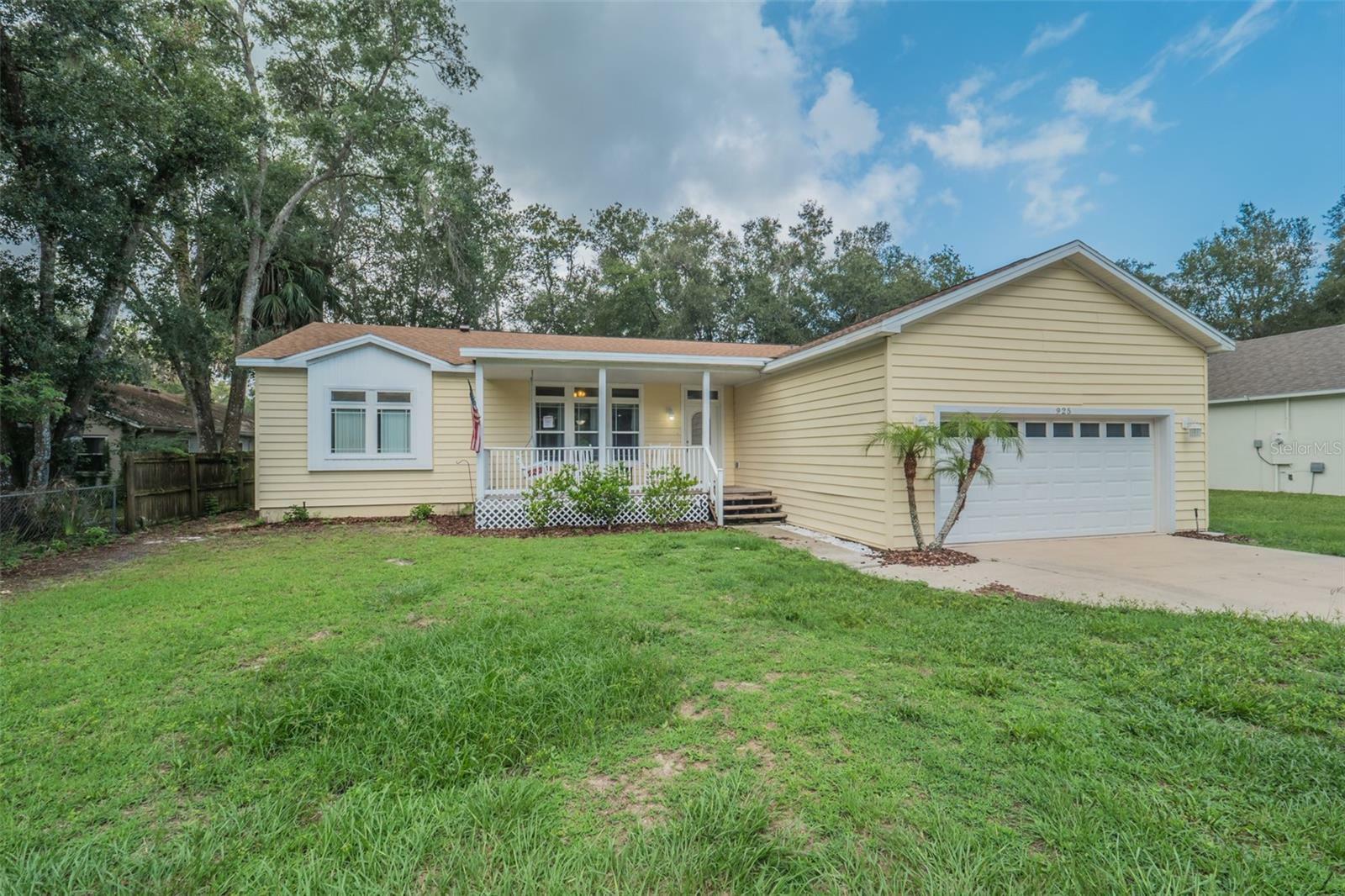 Property Photo:  925 N Rossiter Street  FL 32757 