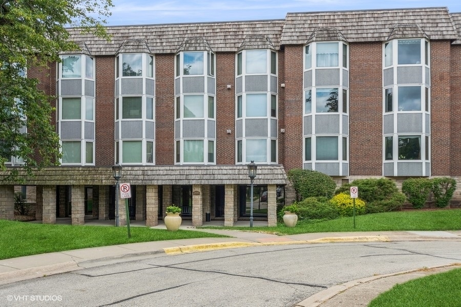 Property Photo: 2600 Windsor Mall 2F IL 60068