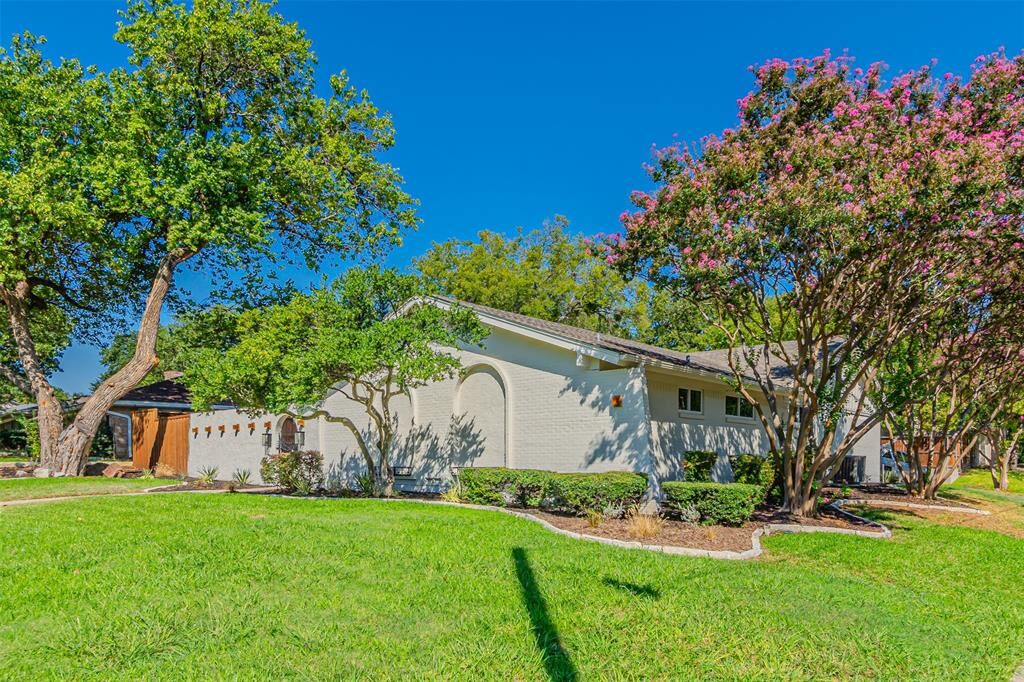 Property Photo: 400 Ridgewood Drive TX 75080