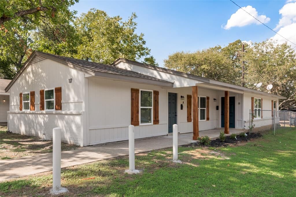 Property Photo: 117 E Sanford Street TX 76011