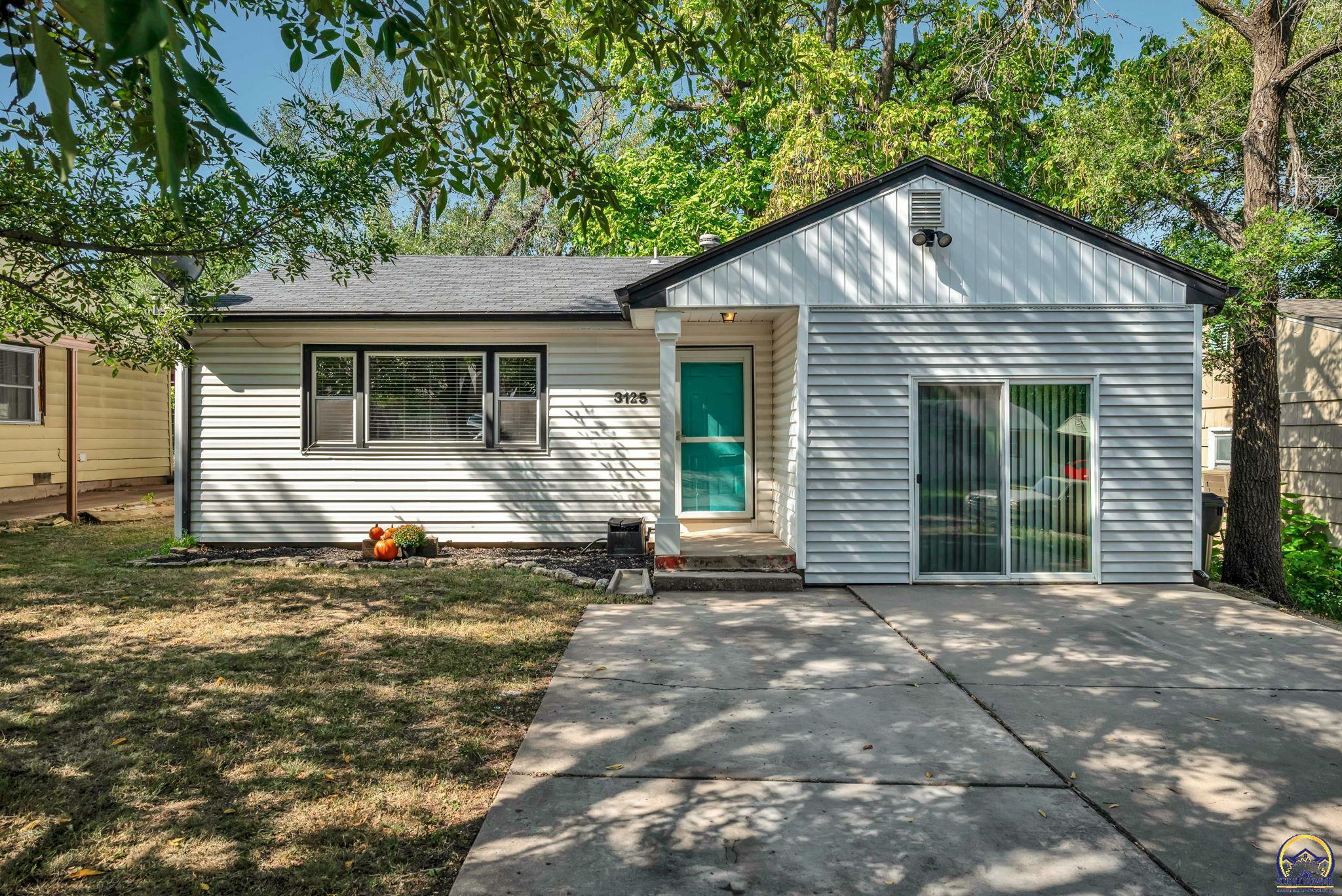 Property Photo:  3125 SE Dupont St  KS 66605 