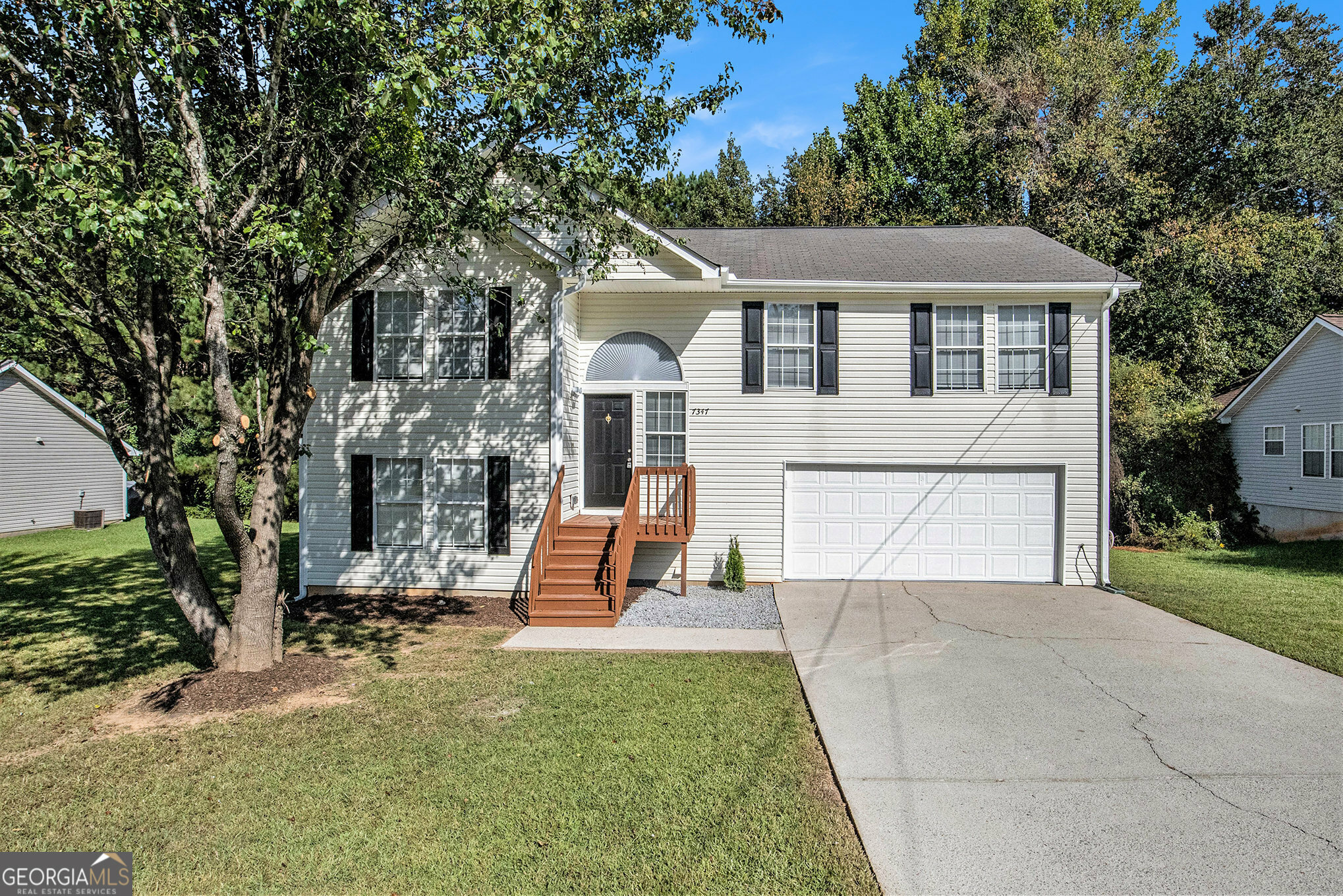 Property Photo: 7347 Bramble Oak Drive GA 30134