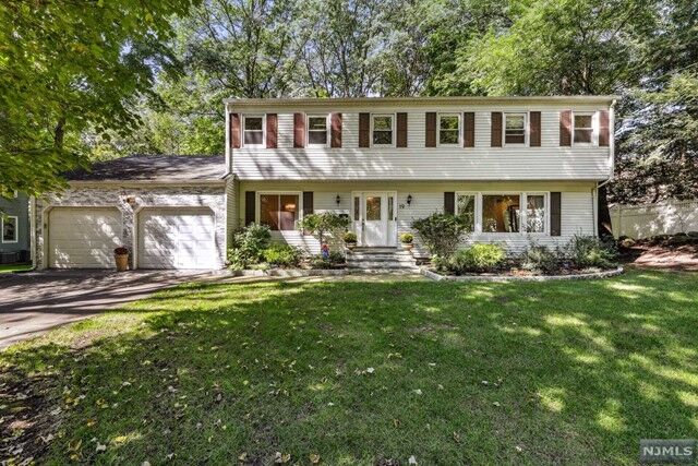 Property Photo:  19 Parsells Court  NJ 07624 