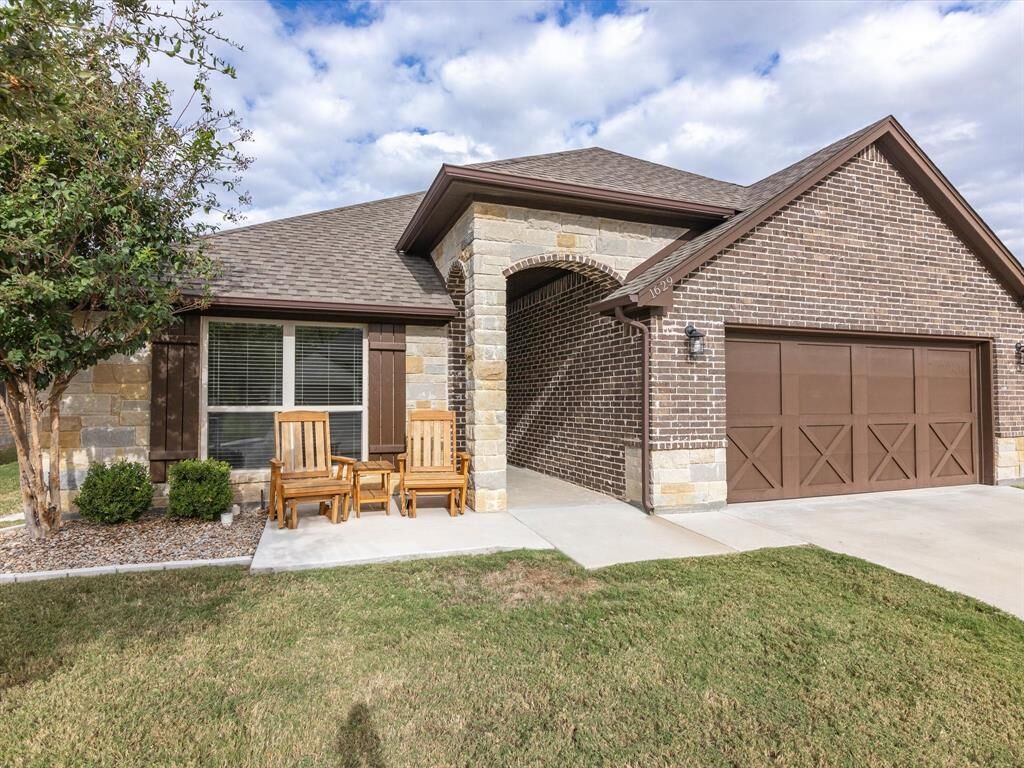 Property Photo:  1629 Town Creek Circle  TX 76086 
