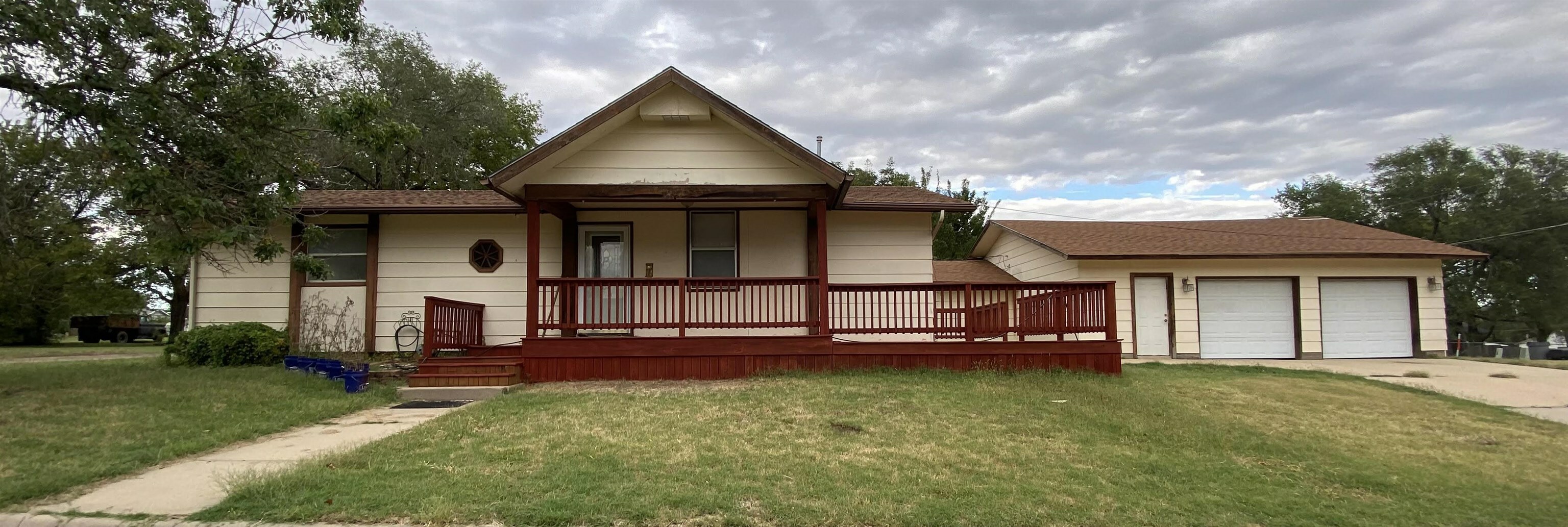 Property Photo:  801 N Blaine St  KS 67152 