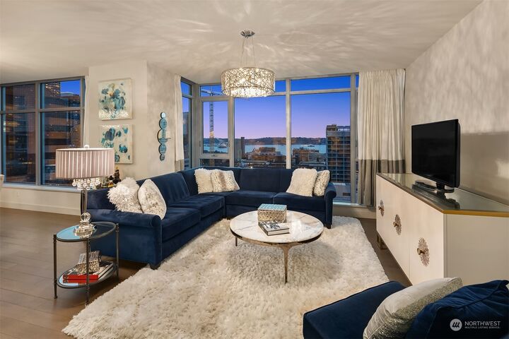 Property Photo:  583 Battery Street 1407N  WA 98121 