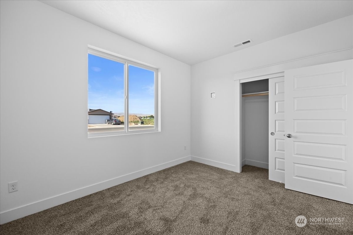 Property Photo: 1112 E Cascade Street WA 99344