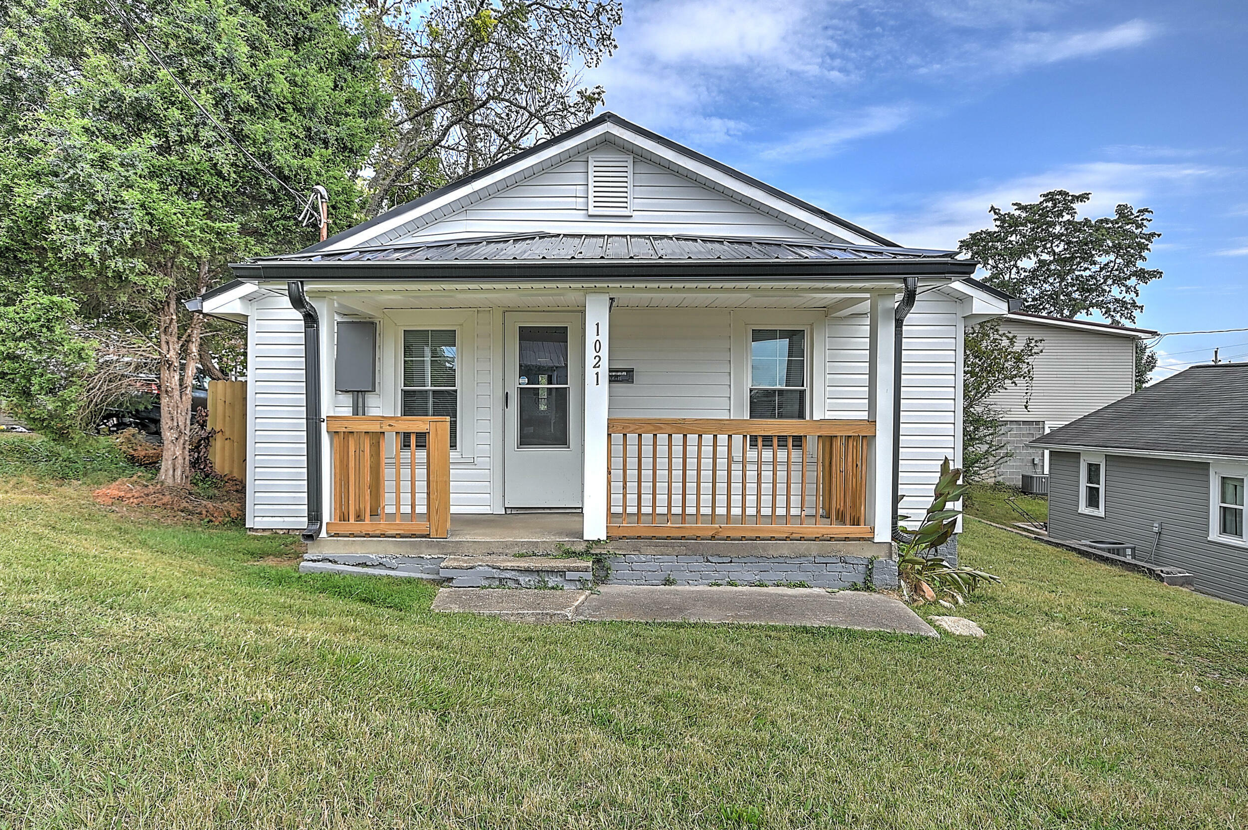 Property Photo:  1021 Fairview Avenue  TN 37660 