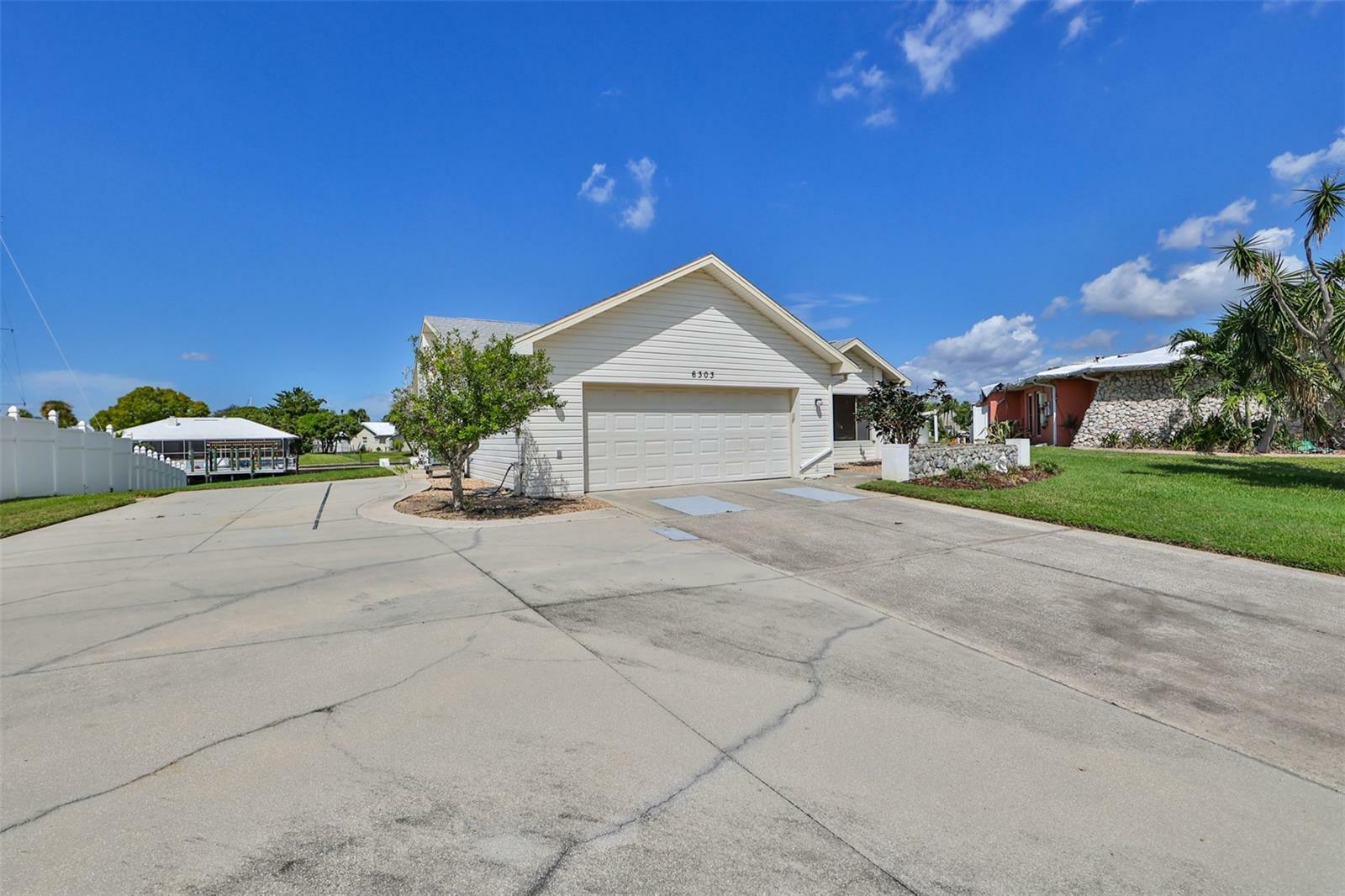 Property Photo:  6303 Lake Sunrise Drive  FL 33572 