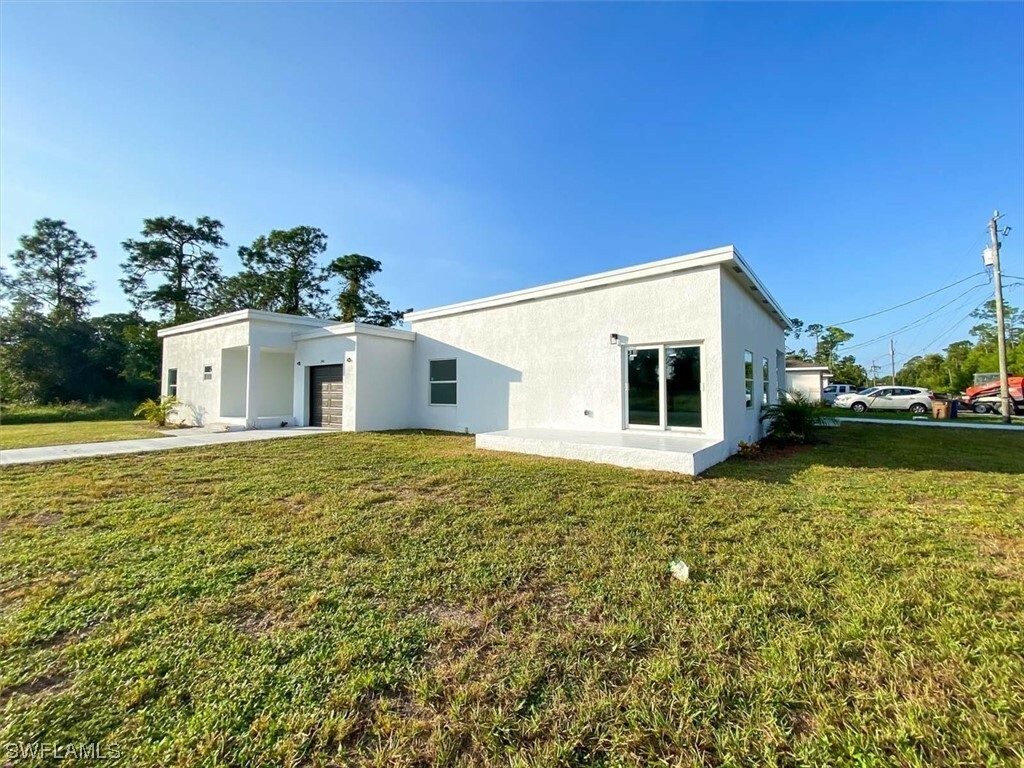 Property Photo:  2401-2403 Joe Avenue S  FL 33973 