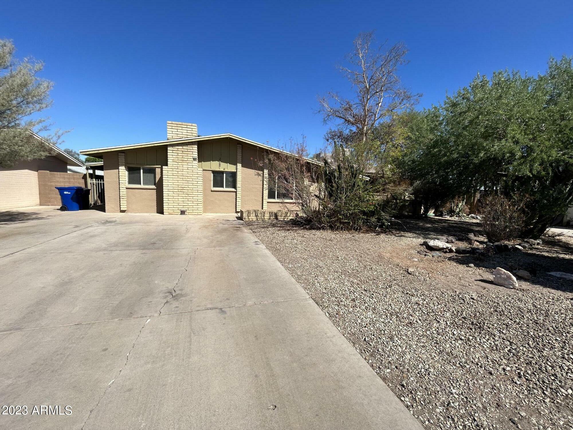 Property Photo:  2108 W Del Oro Circle  AZ 85202 