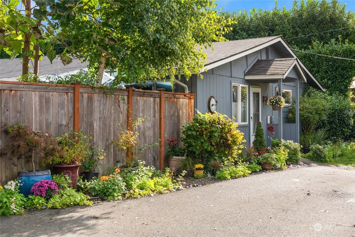 Property Photo:  180 -190 Rainier Boulevard N  WA 98027 