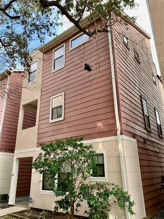 Property Photo:  119 W 10th Street  TX 77008 