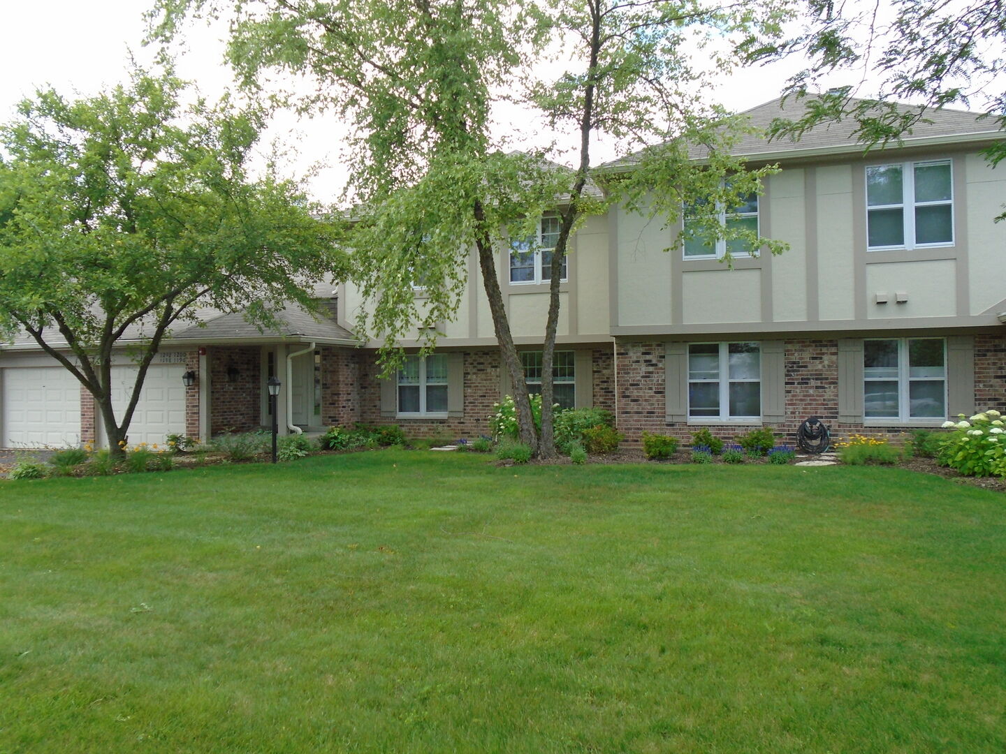 Property Photo: 1198 Streamwood Lane 1198 IL 60061
