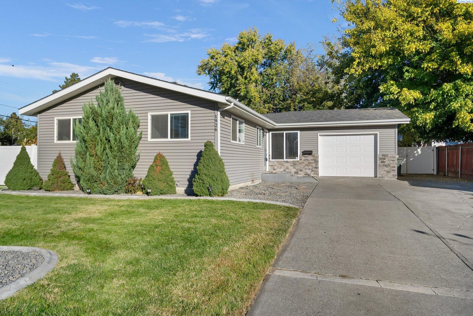 Property Photo:  1926 Pike Avenue  WA 99354 