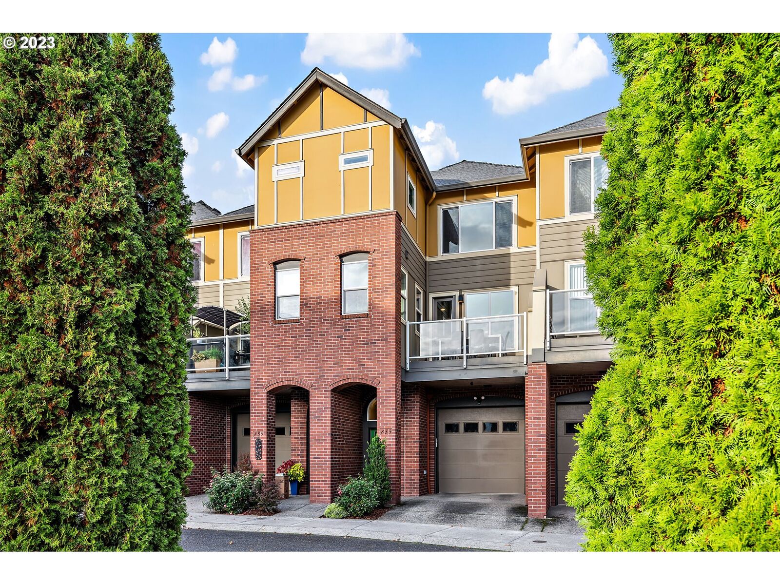 Property Photo:  855 N Harbour Dr  OR 97217 