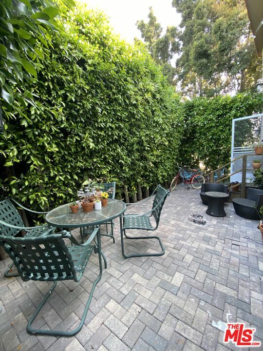Property Photo: 627 Westminster Ave 2 CA 90291