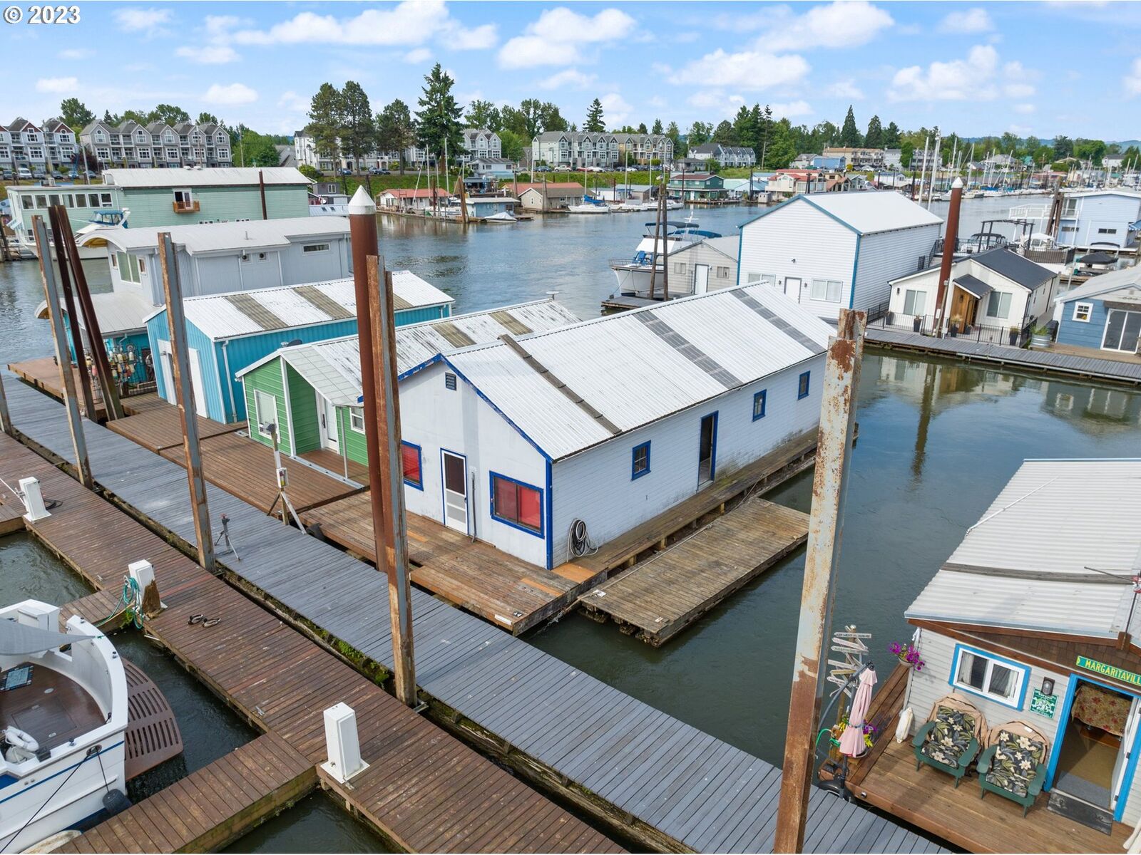 Property Photo:  530 NE Tomahawk Island Dr  OR 97217 