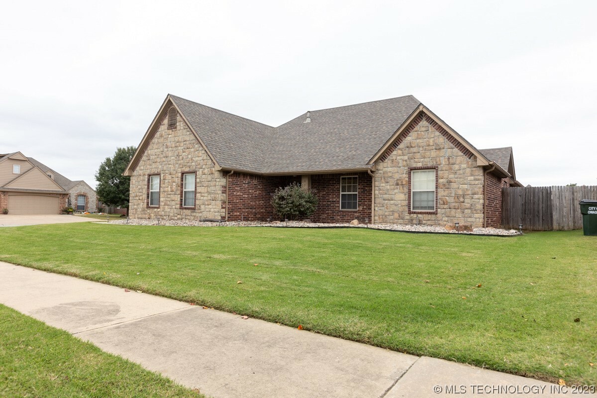 Property Photo:  8702 N 144th East Avenue  OK 74055 