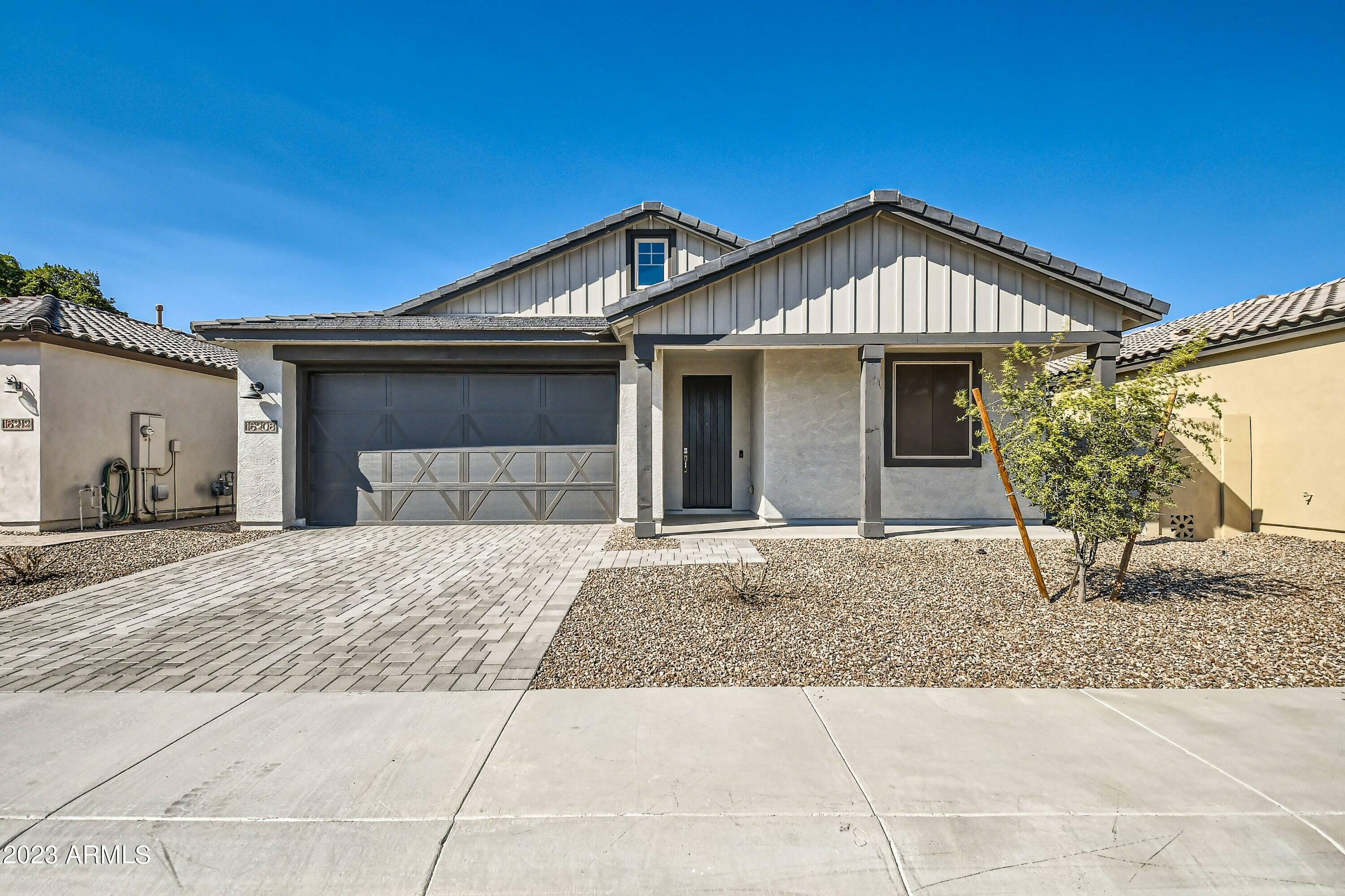 Property Photo:  16208 S 8th Street  AZ 85048 