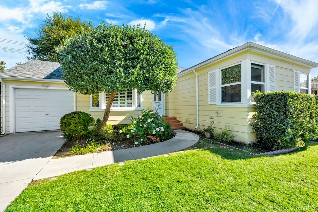 Property Photo:  5636 Mammoth Avenue  CA 91401 