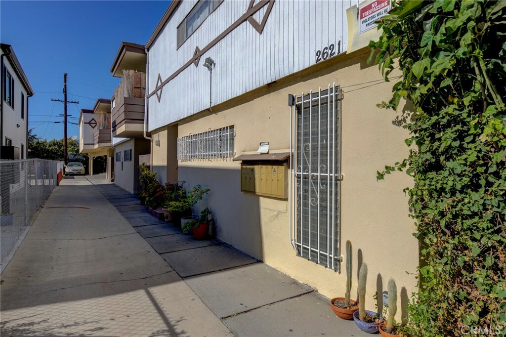 Property Photo:  2621 Chariton Street  CA 90034 