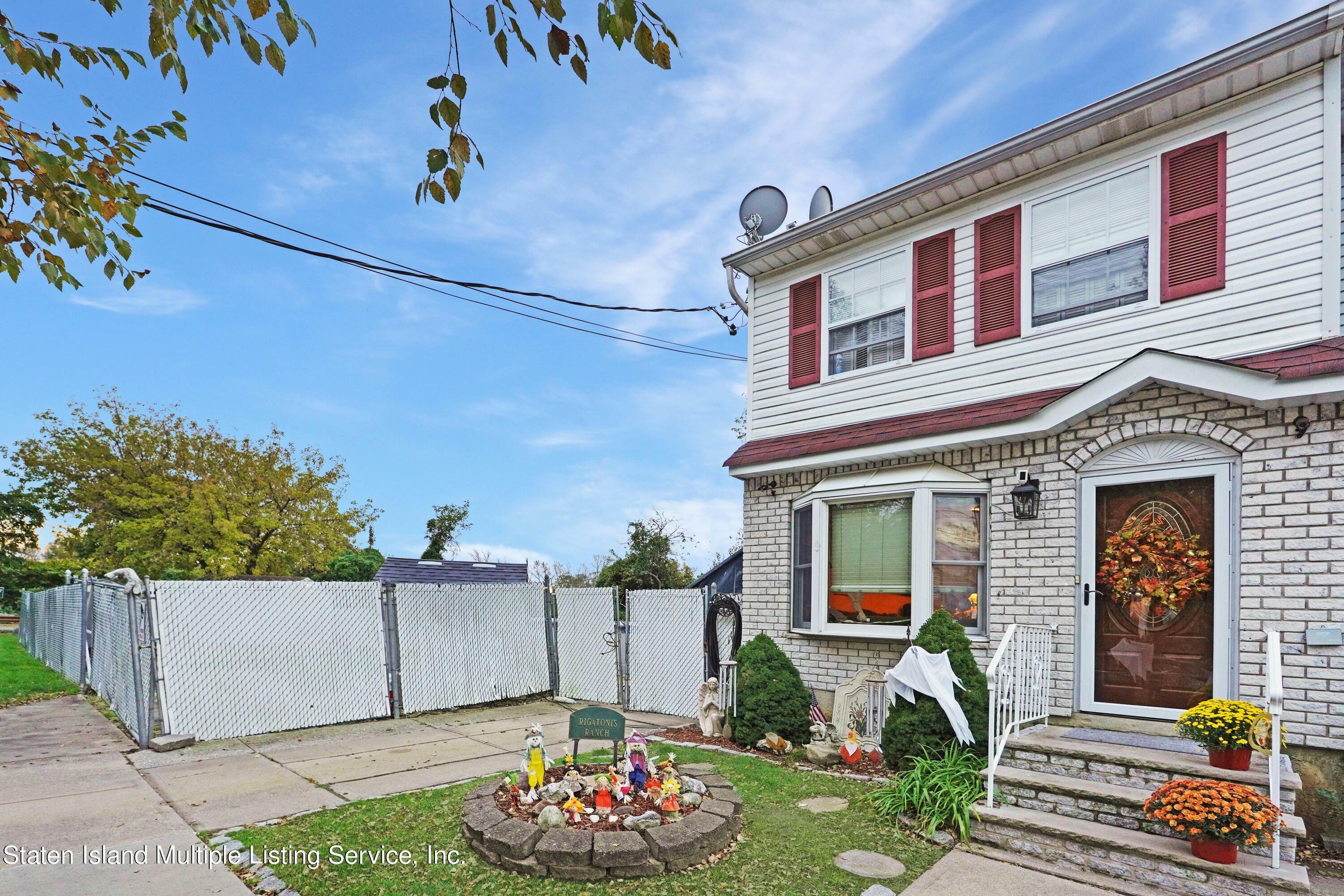 Property Photo:  112 Pearsall Street  NY 10305 