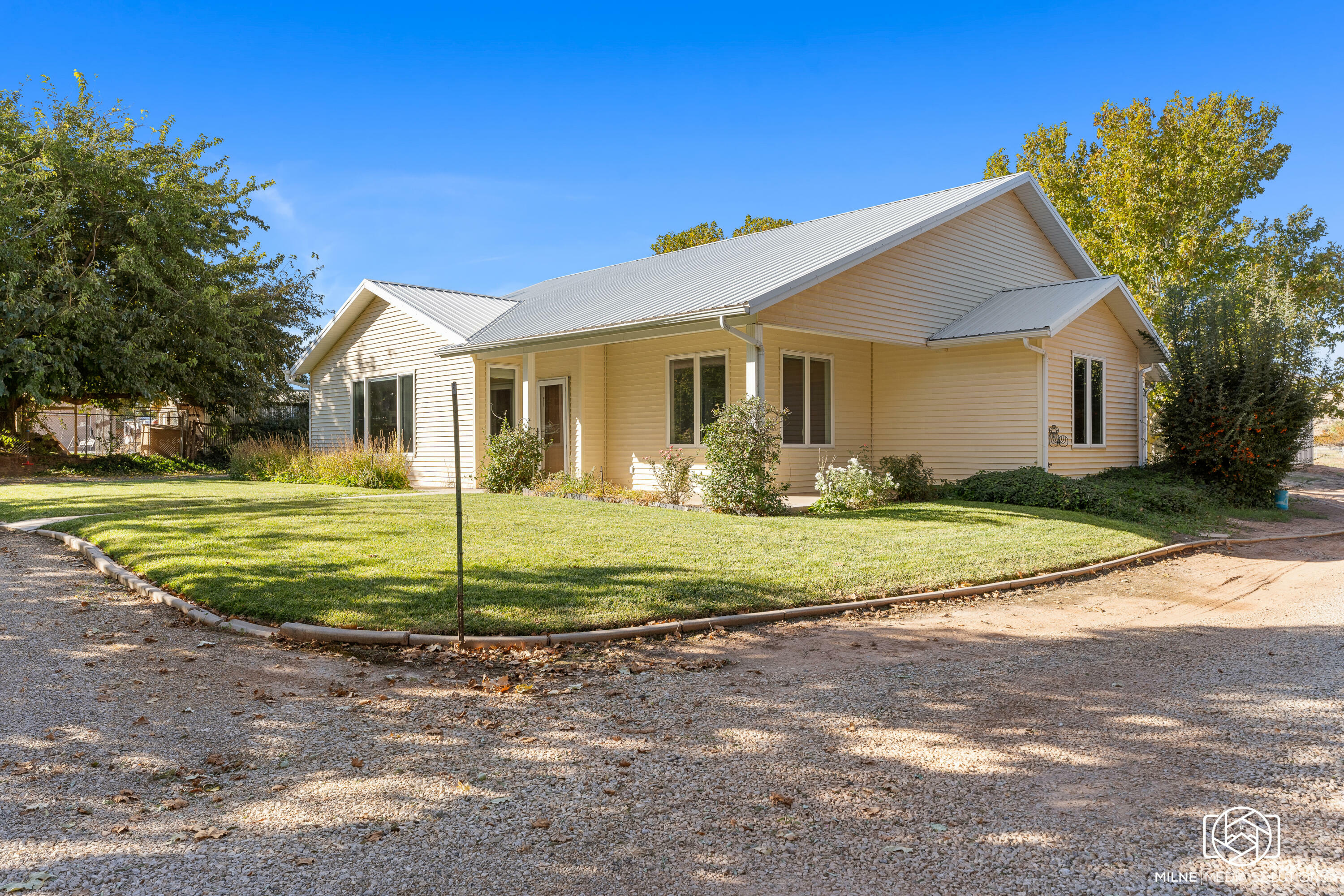 Property Photo: 1096 S 920 W UT 84737