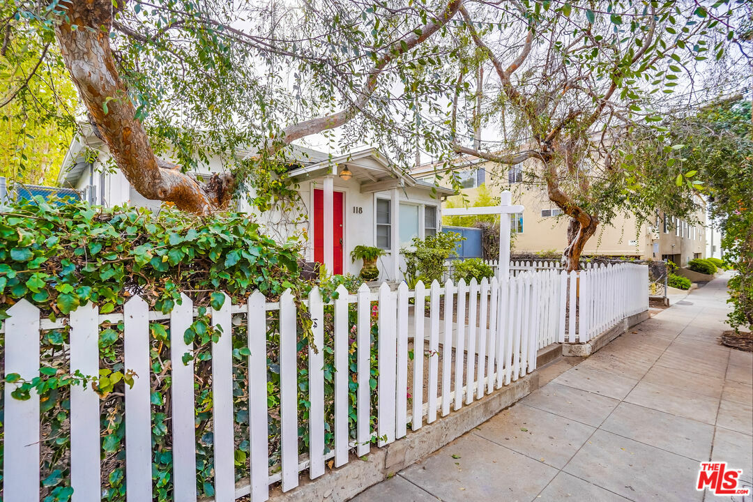 Property Photo:  118   Strand St  CA 90405 