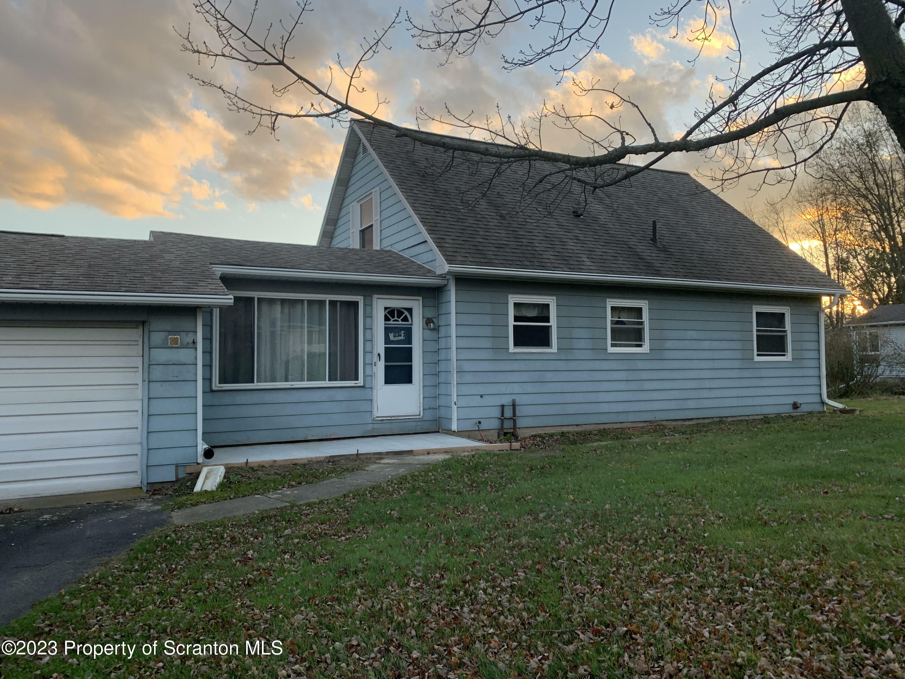 Property Photo:  6 Dogwood Drive  PA 18657 