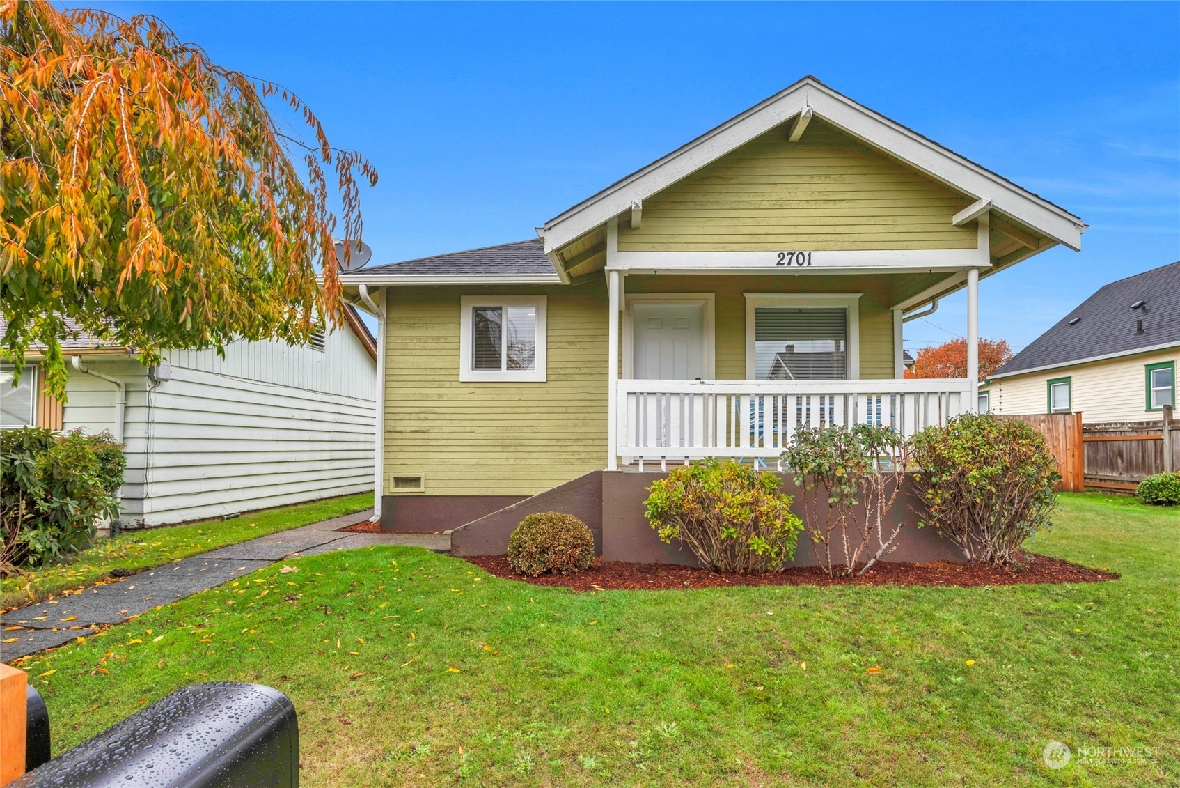 Property Photo:  2701 Leonard Dr, #A  WA 98201 