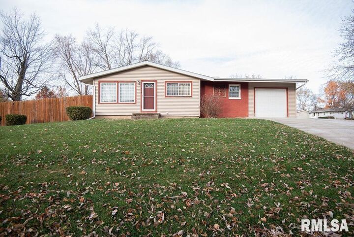 1829 W Austin Drive  Peoria IL 61614 photo