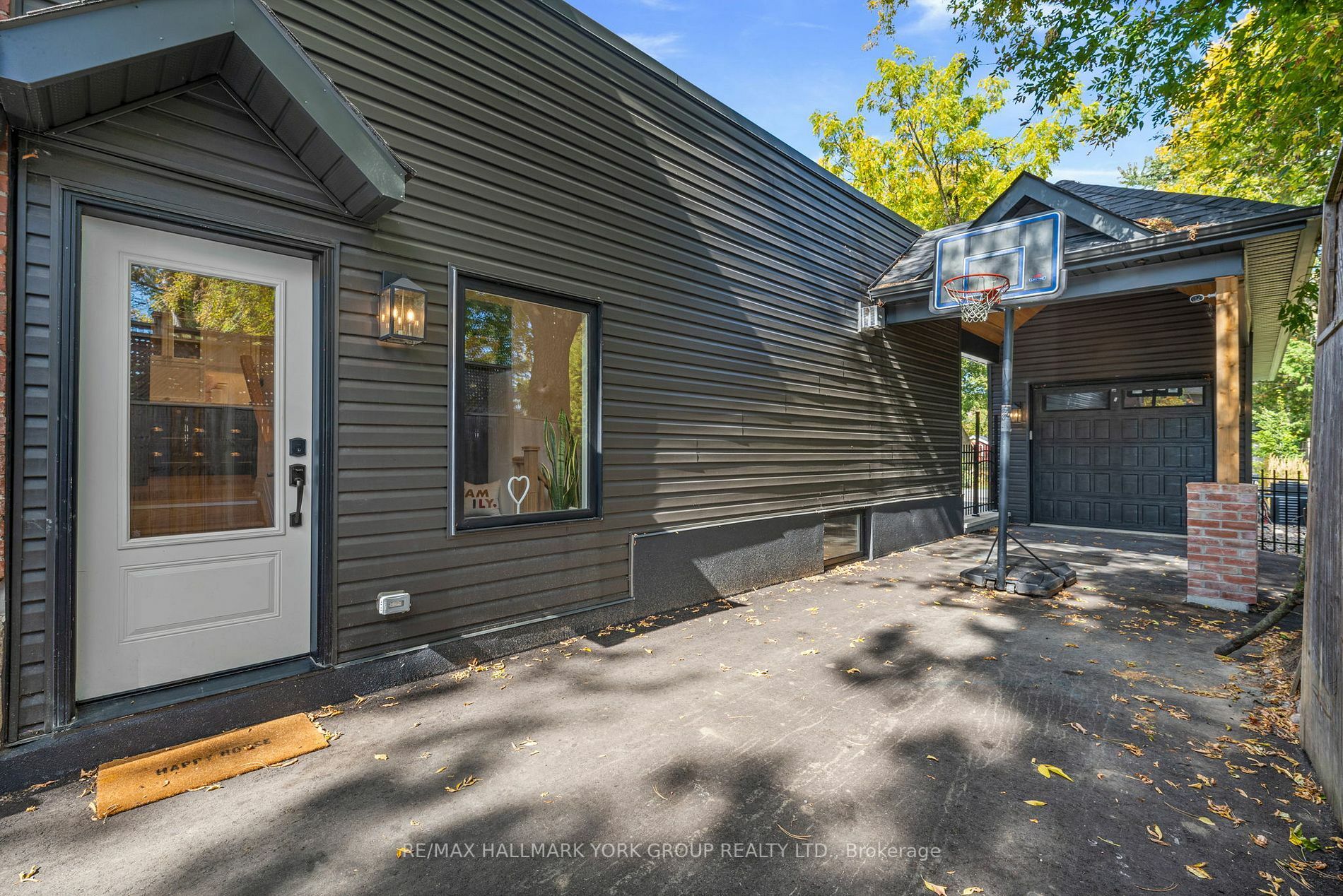 Property Photo: 119 Richmond St ON L4C3Y6