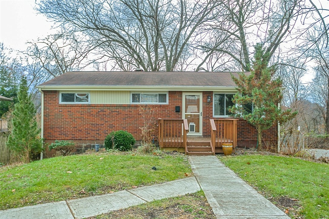 Property Photo:  733 Cottonwood Dr  PA 15146 