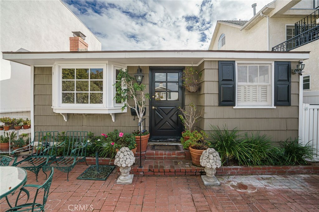 Property Photo:  406 Jasmine Avenue  CA 92625 