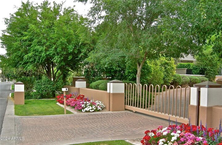 Property Photo: 15 Biltmore Estates Drive AZ 85016